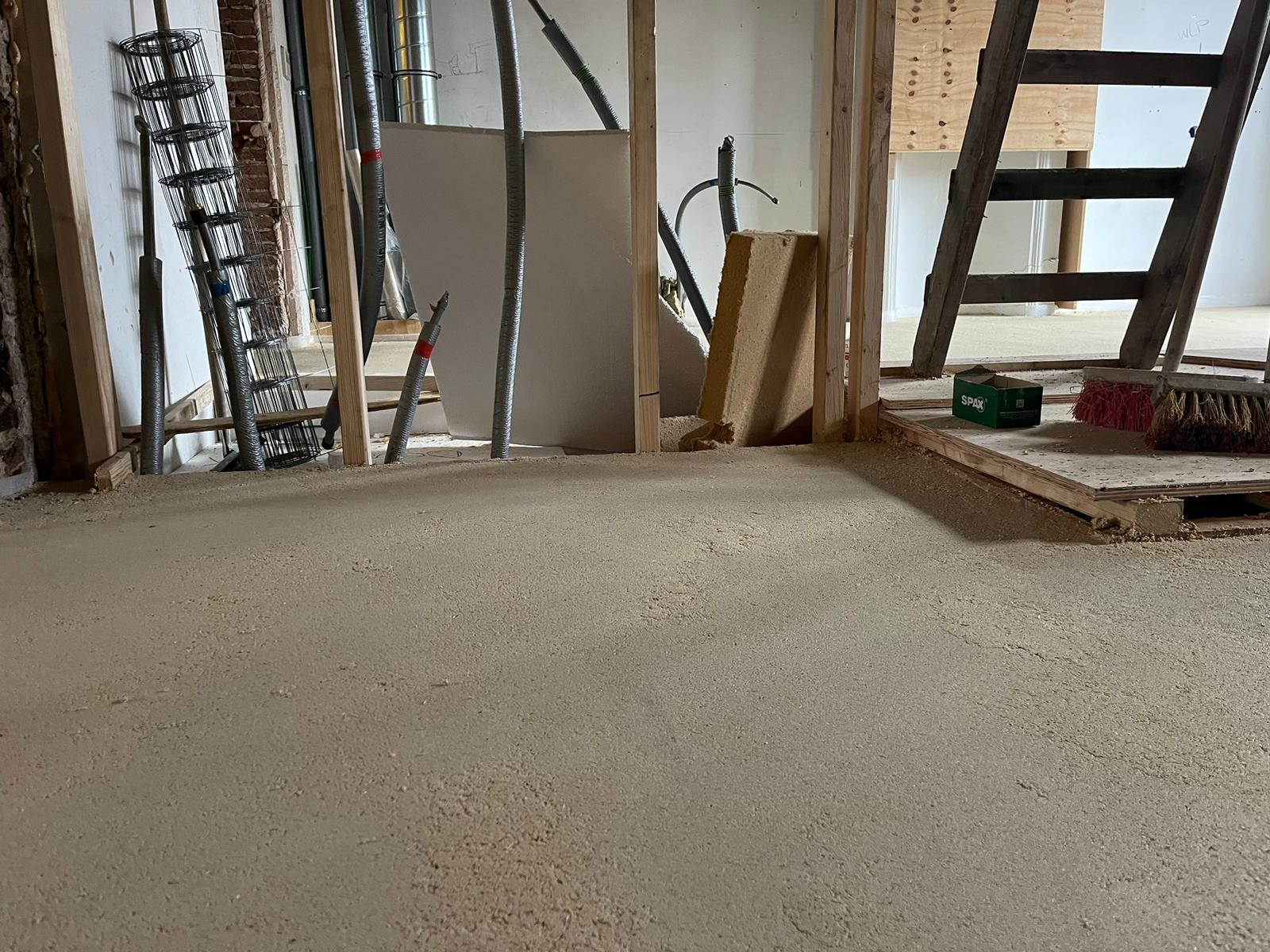 houten vloer verwijderen en betonnen vloer plaatsen