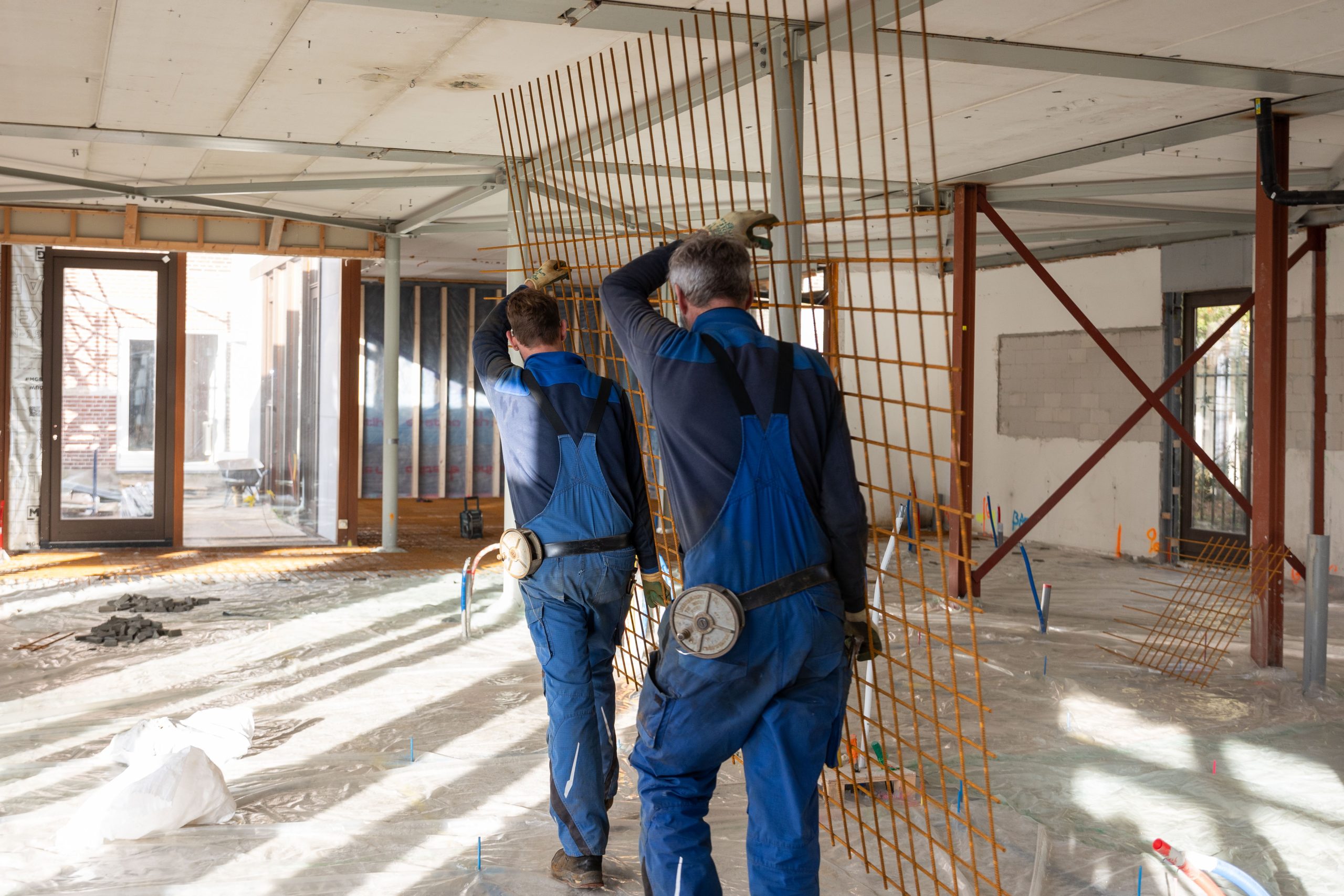 Cementdekvloer storten in kantoor: stabiele basis voor productieve werkruimtes