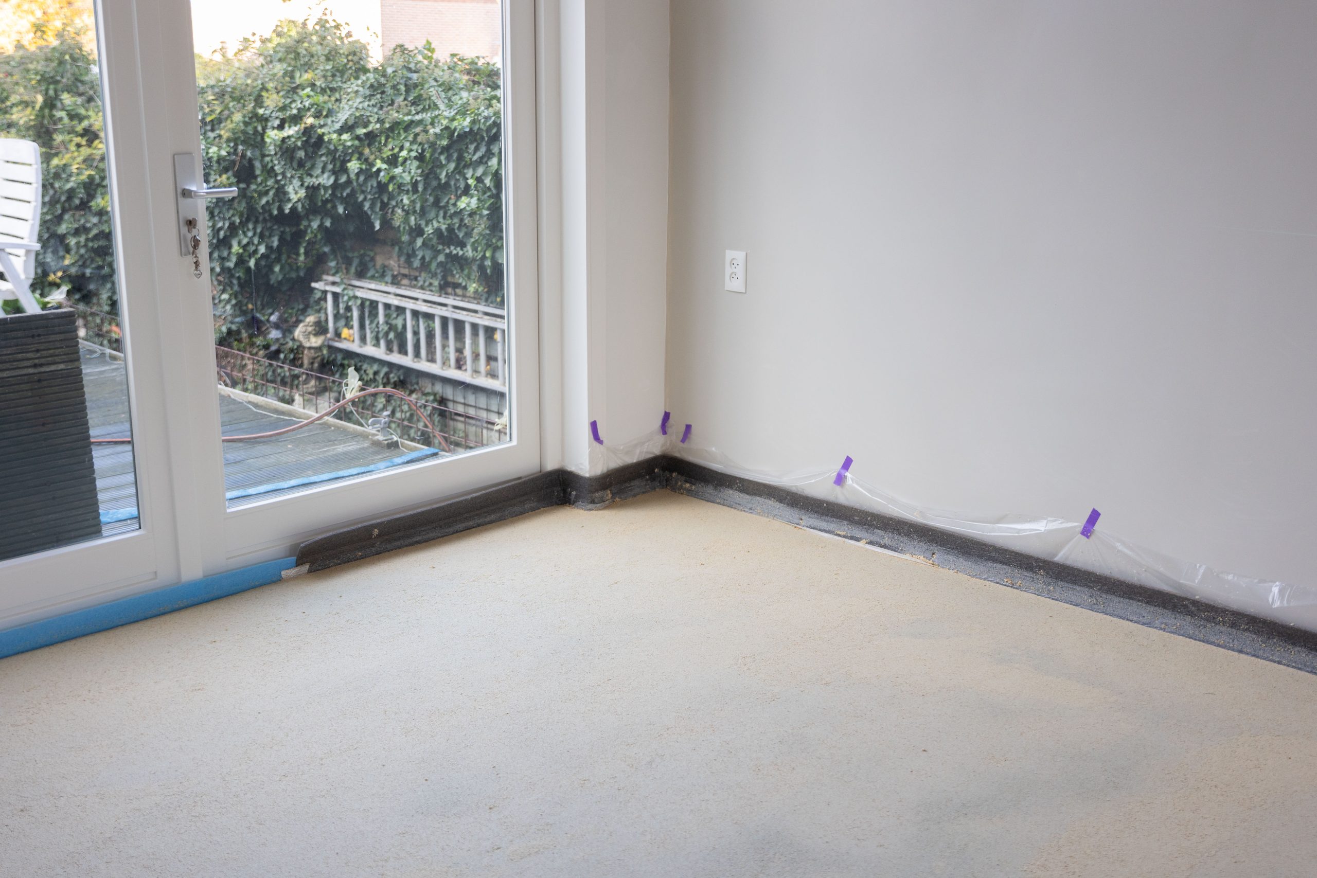 Wat is het egaliseren van een cementdekvloer