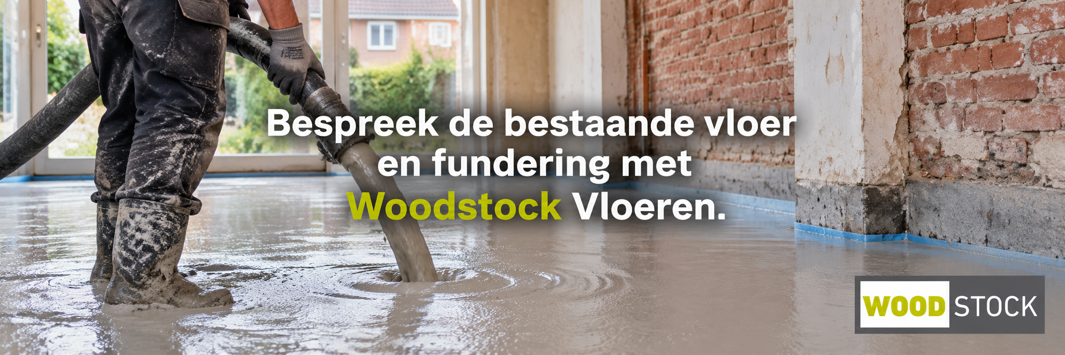 Vakman stort schuimbeton tijdens een vloerrenovatie, met een oproep om de bestaande vloer en fundering met Woodstock Vloeren te bespreken.