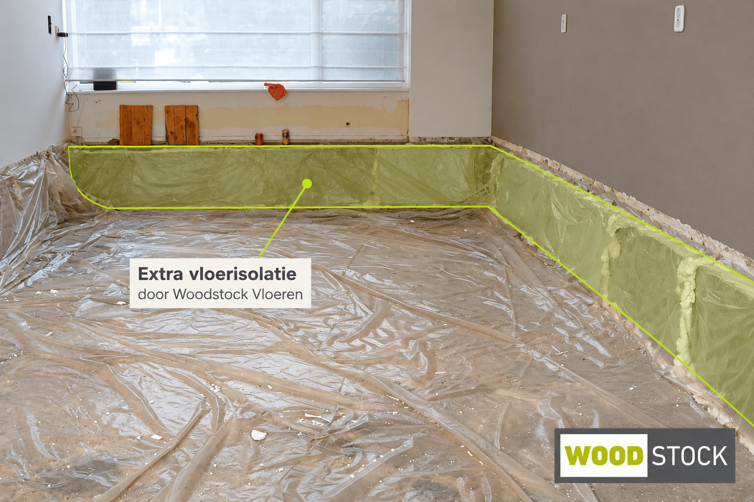 Extra isolatie langs de vloerranden onder folie, gemarkeerd tijdens een vloerrenovatie door Woodstock Vloeren.